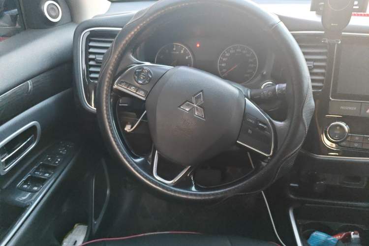 Used Mitsubishi Outlander 2018 2.0L Two-Wheel Drive Glory Edition 5 Seats Steering Wheel