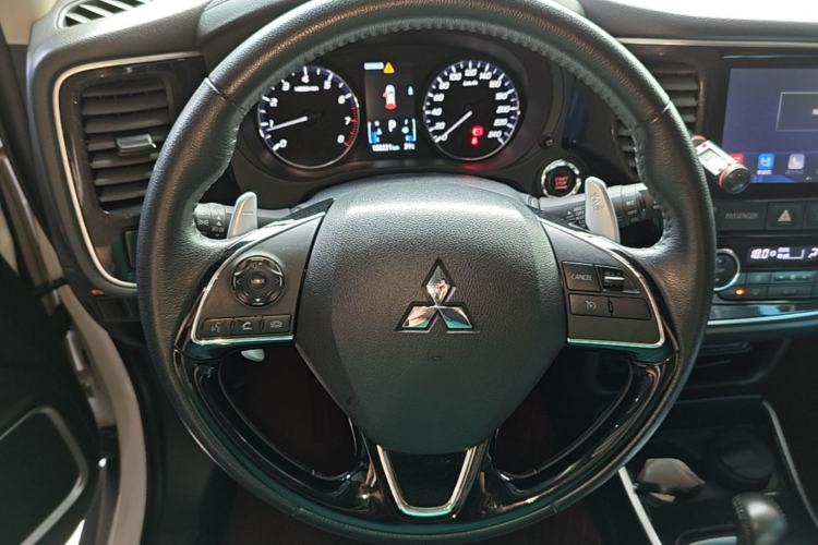 Used Mitsubishi Outlander 2018 2.4L 4x4 Elite Edition 5 Seats Steering Wheel