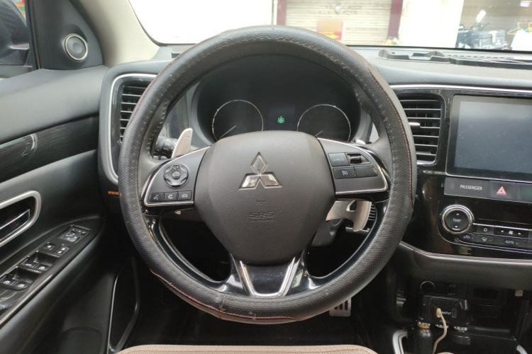Used Mitsubishi Outlander 2018 2.4L 4x4 Luxury Edition 7-Seater Steering Wheel