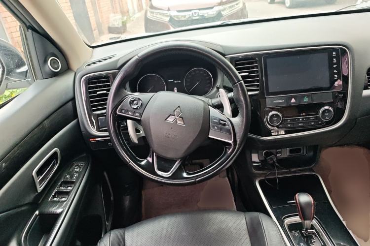 Used Mitsubishi Outlander 2018 2.4L 4x4 Elite Edition 5 Seats Steering Wheel