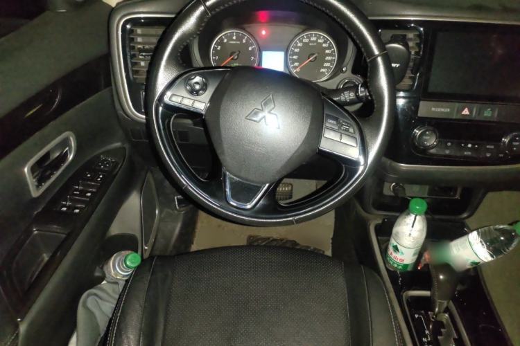 Used Mitsubishi Outlander 2018 2.0L Two-Wheel Drive Glory Edition 5 Seats Steering Wheel