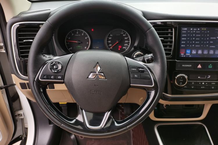 Used Mitsubishi Outlander 2018 2.0L Two-Wheel Drive Glory Edition 5 Seats Steering Wheel