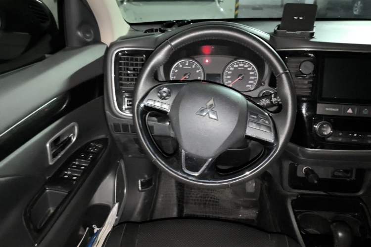 Used Mitsubishi Outlander 2018 2.0L Two-Wheel-Drive Jiale Edition 7-Seater Steering Wheel
