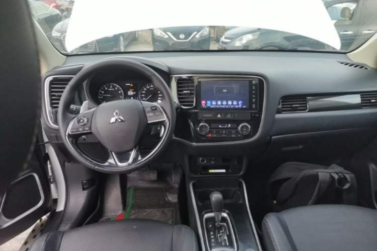 Used Mitsubishi Outlander 2018 2.4L 4x4 Elite Edition 5 Seats Steering Wheel