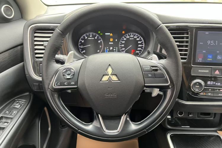 Used Mitsubishi Outlander 2018 2.4L 4x4 Elite Edition 5 Seats Steering Wheel