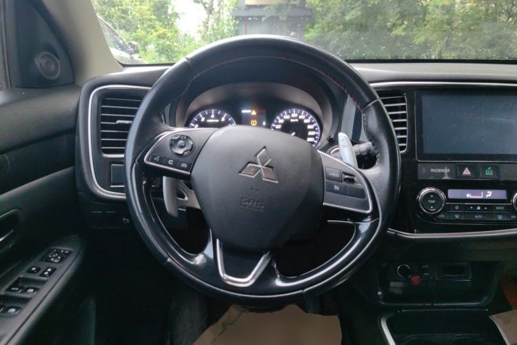 Used Mitsubishi Outlander 2018 2.4L 4x4 Elite Edition 5 Seats Steering Wheel