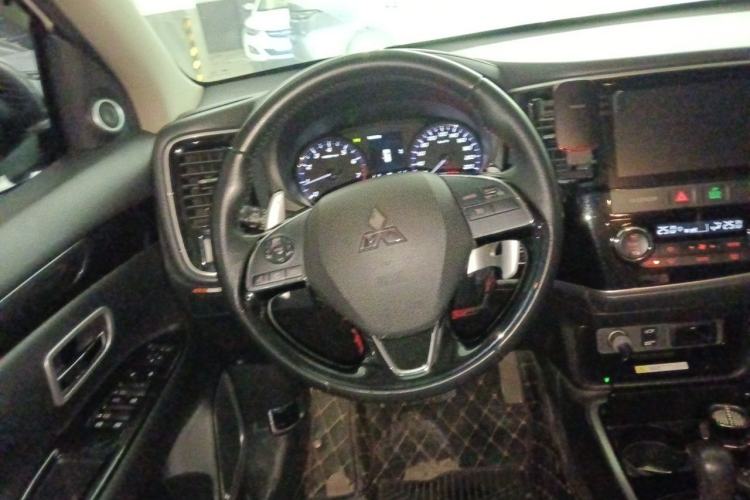 Used Mitsubishi Outlander 2018 2.4L 4x4 Elite Edition 5 Seats Steering Wheel