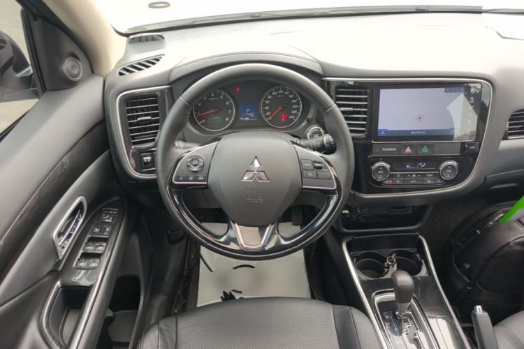 Used Mitsubishi Outlander 2018 2.0L Two-Wheel Drive Glory Edition 5 Seats Steering Wheel