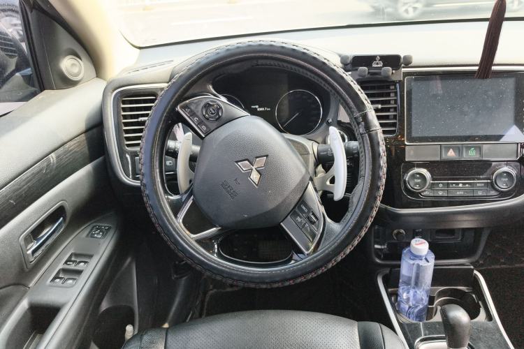 Used Mitsubishi Outlander 2018 2.4L 4x4 Elite Edition 5 Seats Steering Wheel