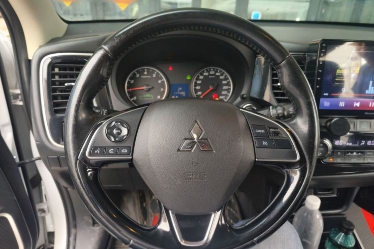 Used Mitsubishi Outlander 2018 2.0L Two-Wheel Drive Glory Edition 5 Seats Steering Wheel