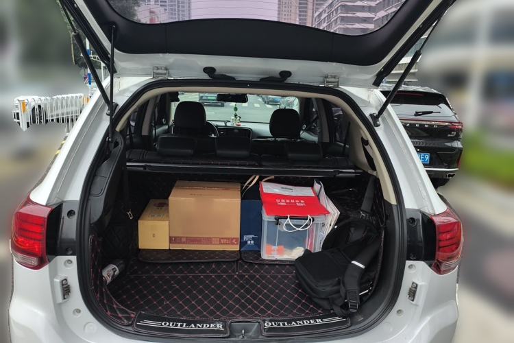 Used Mitsubishi Outlander 2018 2.4L 4x4 Luxury Edition 7-Seater Trunk