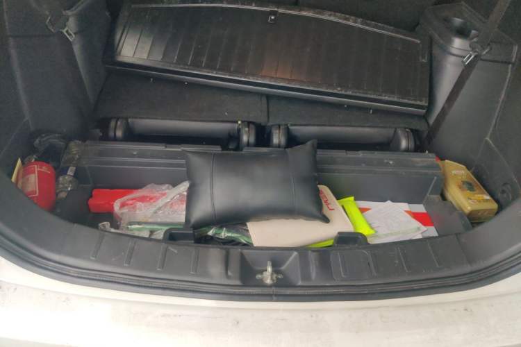 Used Mitsubishi Outlander 2018 2.0L Two-Wheel-Drive Jiale Edition 7-Seater Trunk