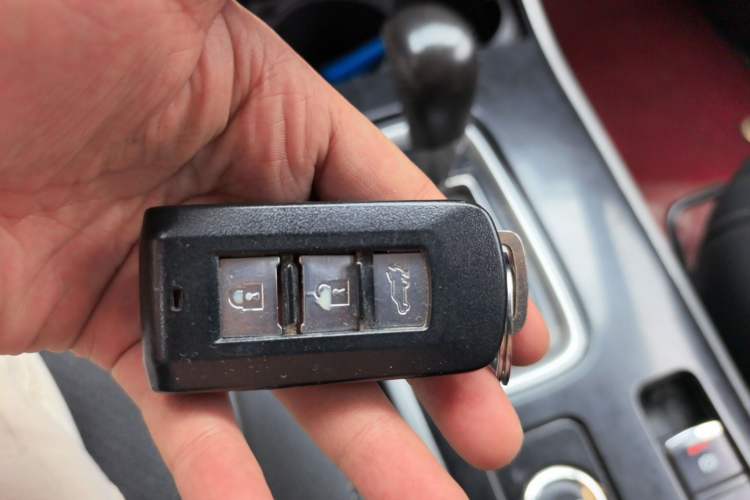 Used Mitsubishi Outlander 2018 2.4L 4x4 Luxury Edition 7-Seater Vehicle Key
