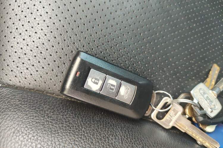 Used Mitsubishi Outlander 2018 2.4L 4x4 Luxury Edition 7-Seater Vehicle Key