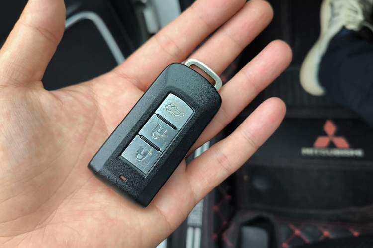 Used Mitsubishi Outlander 2018 2.4L 4x4 Luxury Edition 7-Seater Vehicle Key