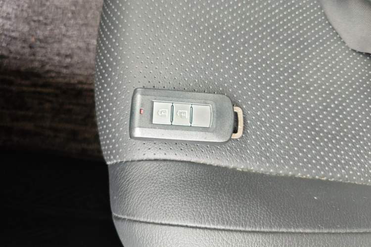 Used Mitsubishi Outlander 2018 2.0L Two-Wheel-Drive Jiale Edition 7-Seater Vehicle Key