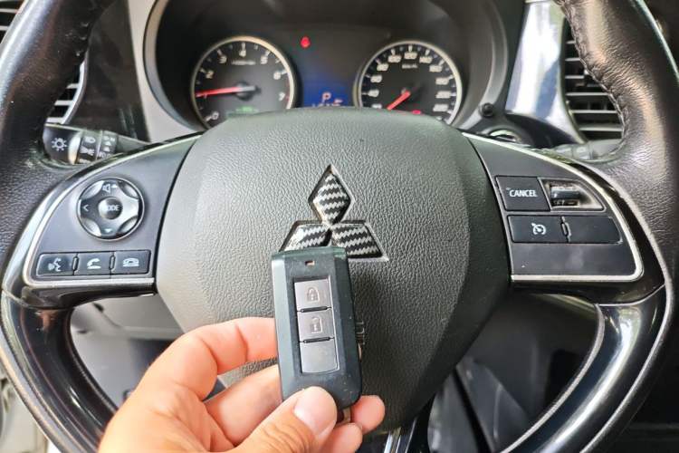 Used Mitsubishi Outlander 2018 2.0L Two-Wheel Drive Glory Edition 5 Seats Vehicle Key