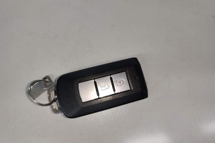 Used Mitsubishi Outlander 2018 2.0L Two-Wheel Drive Glory Edition 5 Seats Vehicle Key