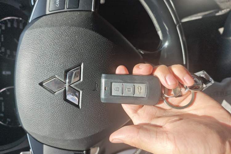 Used Mitsubishi Outlander 2018 2.4L 4x4 Luxury Edition 7-Seater Vehicle Key