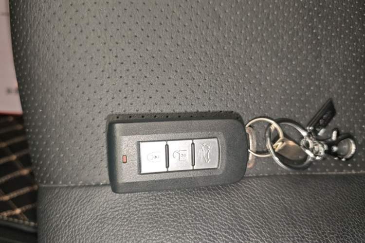 Used Mitsubishi Outlander 2018 2.4L 4x4 Elite Edition 5 Seats Vehicle Key