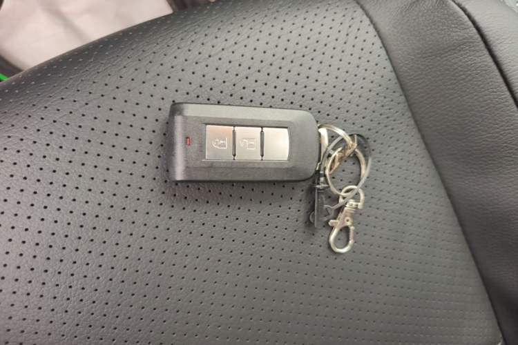 Used Mitsubishi Outlander 2018 2.0L Two-Wheel Drive Glory Edition 5 Seats Vehicle Key