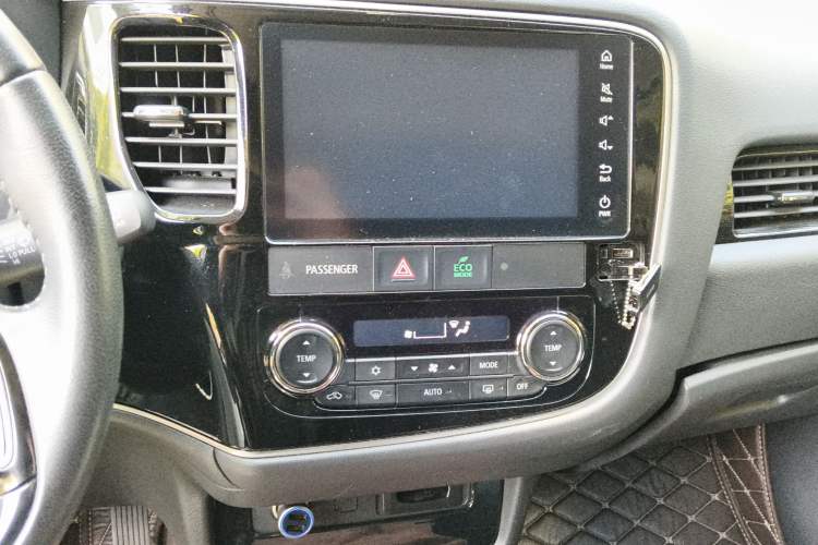Used Mitsubishi Outlander 2019 2.0L Two-Wheel Drive Comfort Edition 5 Seats China V Standard Audio And AC Panel