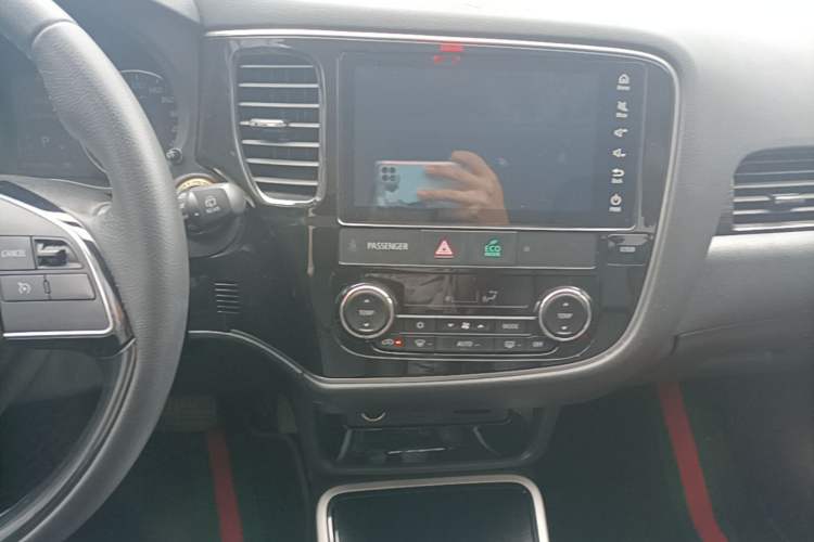 Used Mitsubishi Outlander 2019 2.0L Two-Wheel Drive Comfort Edition 7-Seater China VI Standard Audio And AC Panel