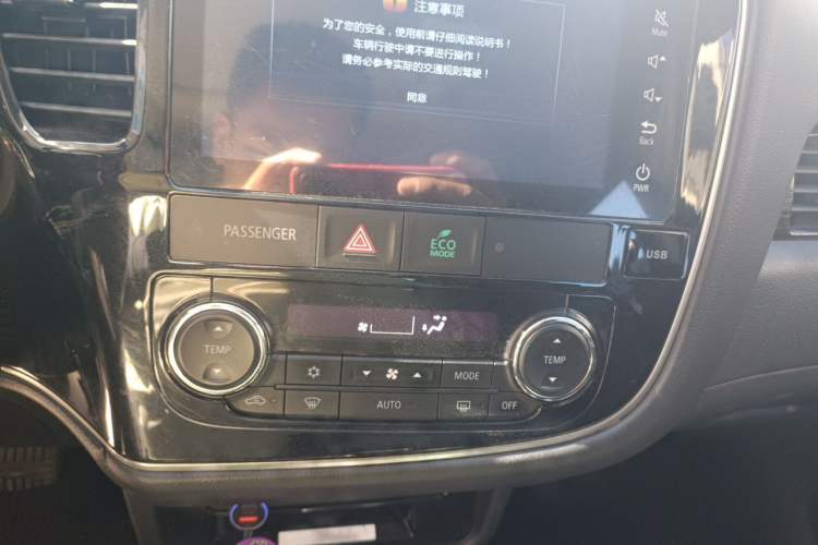 Used Mitsubishi Outlander 2019 2.4L 4x4 Zhi Xiang Edition 5 Seats China VI Standard Audio And AC Panel
