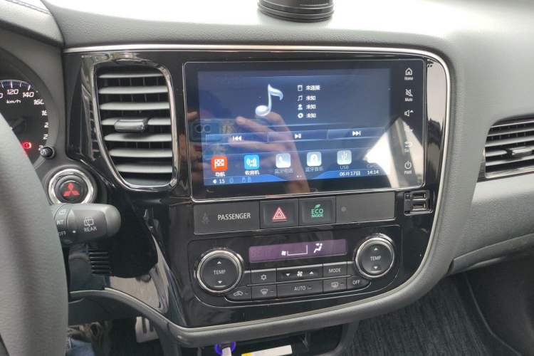 Used Mitsubishi Outlander 2019 2.4L 4x4 Zhi Xiang Edition 5 Seats China V Emission Standard Audio And AC Panel
