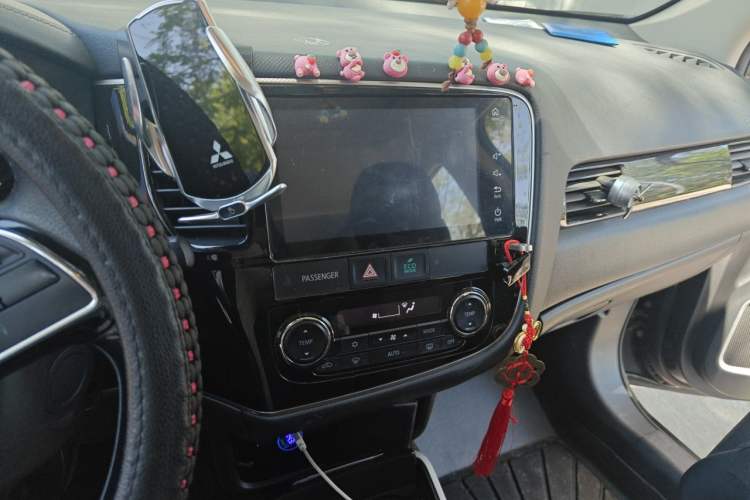 Used Mitsubishi Outlander 2019 2.0L Two-Wheel Drive Comfort Edition 7 Seats China V Emission Standard Audio And AC Panel
