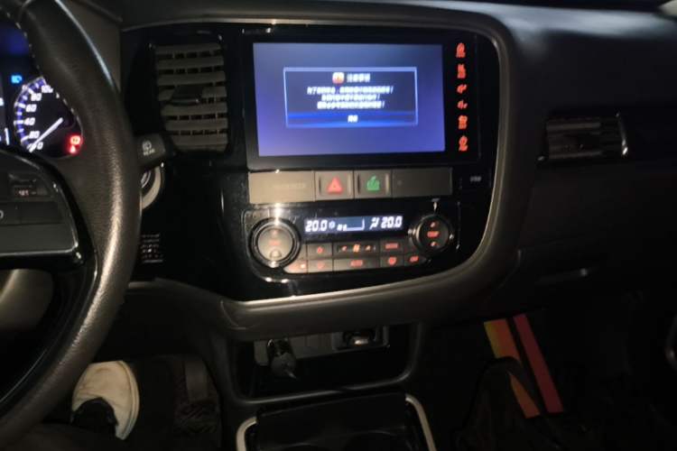 Used Mitsubishi Outlander 2019 2.0L Two-Wheel Drive Comfort Edition 7 Seats China V Emission Standard Audio And AC Panel
