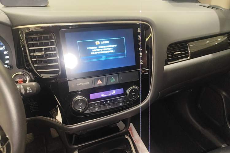 Used Mitsubishi Outlander 2019 2.4L 4x4 Zhi Xiang Edition 7 Seats China VI Standard Audio And AC Panel