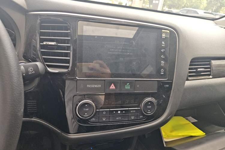 Used Mitsubishi Outlander 2019 2.0L Two-Wheel Drive Comfort Edition 5 Seats China VI Standard Audio And AC Panel