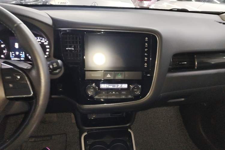 Used Mitsubishi Outlander 2019 2.0L Two-Wheel Drive Comfort Edition 5 Seats China VI Standard Audio And AC Panel