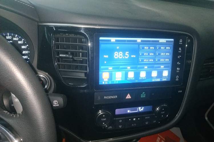 Used Mitsubishi Outlander 2019 2.4L 4x4 Zhi Xiang Edition 7 Seats China VI Standard Audio And AC Panel