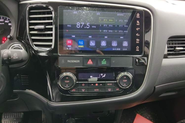 Used Mitsubishi Outlander 2019 2.0L Two-Wheel Drive Comfort Edition 7 Seats China V Emission Standard Audio And AC Panel