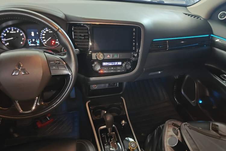 Used Mitsubishi Outlander 2019 2.0L Two-Wheel Drive Comfort Edition 7-Seater China VI Standard Audio And AC Panel