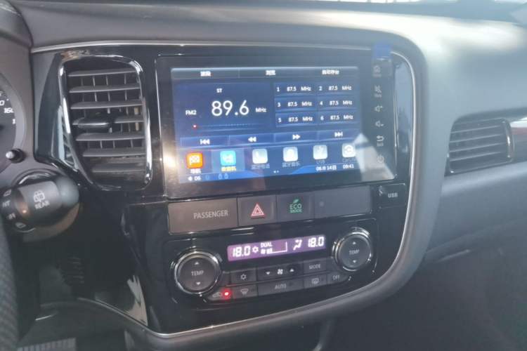 Used Mitsubishi Outlander 2019 2.4L 4x4 Zhi Xiang Edition 5 Seats China VI Standard Audio And AC Panel