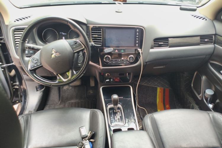 Used Mitsubishi Outlander 2019 2.0L Two-Wheel Drive Comfort Edition 5 Seats China VI Standard Center Console