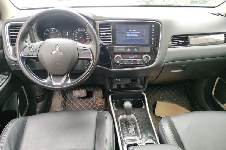 Used Mitsubishi Outlander 2019 2.0L Two-Wheel Drive Comfort Edition 5 Seats China VI Standard Center Console