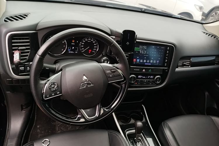 Used Mitsubishi Outlander 2019 2.0L Two-Wheel Drive Comfort Edition 7-Seater China VI Standard Center Console