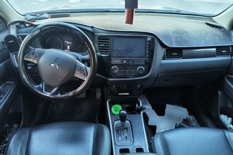 Used Mitsubishi Outlander 2019 2.0L Two-Wheel Drive Comfort Edition 5 Seats China V Standard Center Console