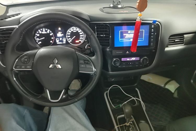 Used Mitsubishi Outlander 2019 2.0L Two-Wheel Drive Comfort Edition 5 Seats China VI Standard Center Console