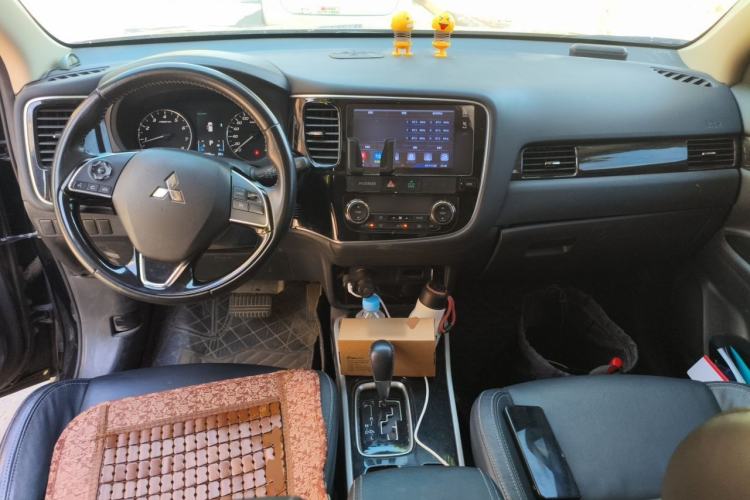 Used Mitsubishi Outlander 2019 2.0L Two-Wheel Drive Comfort Edition 5 Seats China V Standard Center Console