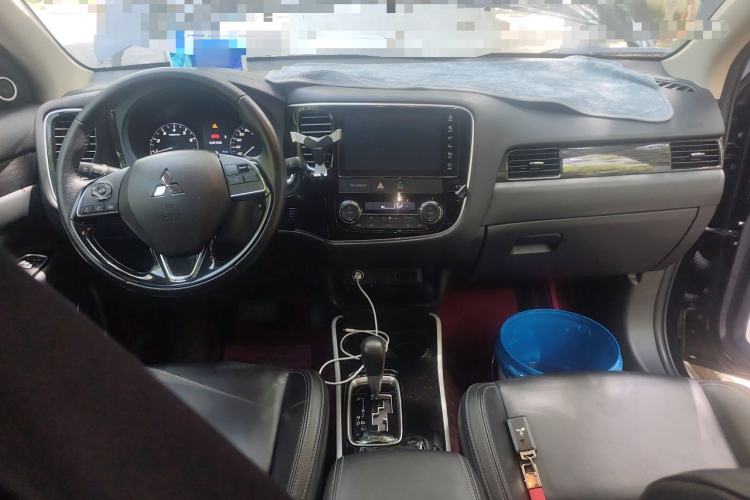 Used Mitsubishi Outlander 2019 2.0L Two-Wheel Drive Comfort Edition 5 Seats China VI Standard Center Console
