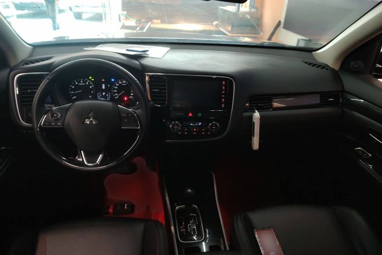 Used Mitsubishi Outlander 2019 2.0L Two-Wheel Drive Comfort Edition 5 Seats China VI Standard Center Console