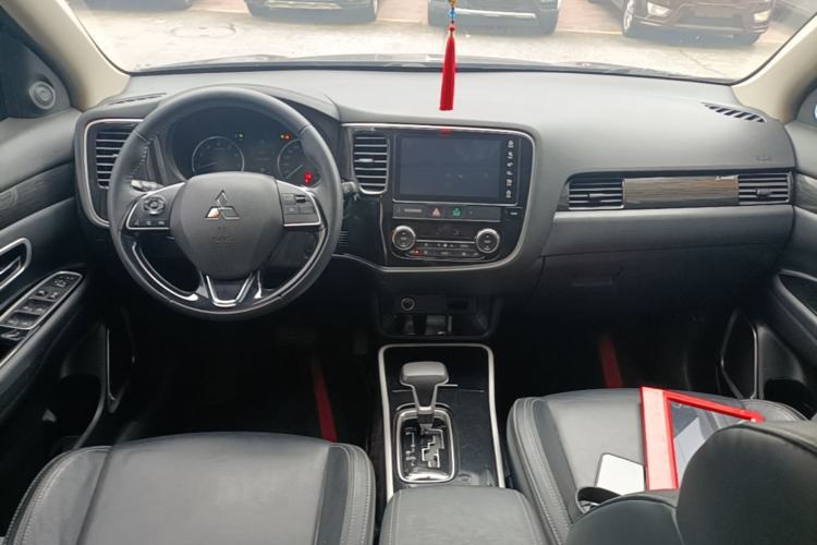 Used Mitsubishi Outlander 2019 2.0L Two-Wheel Drive Comfort Edition 7-Seater China VI Standard Center Console