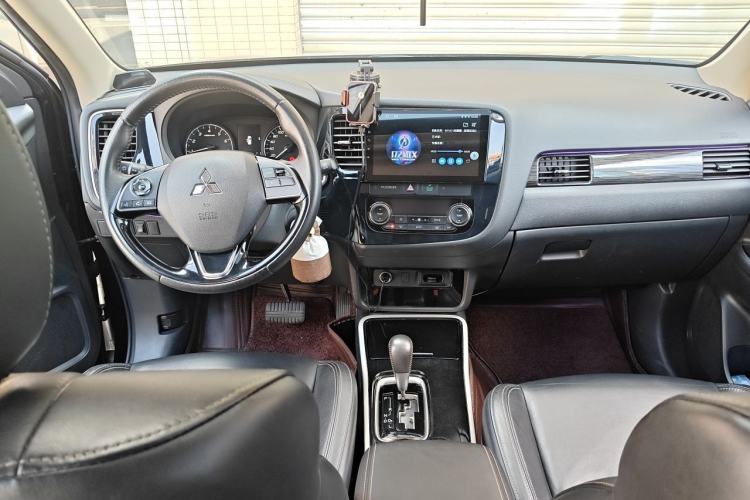 Used Mitsubishi Outlander 2019 2.0L Two-Wheel Drive Comfort Edition 5 Seats China VI Standard Center Console