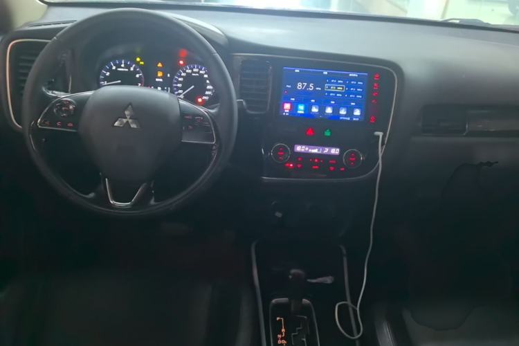 Used Mitsubishi Outlander 2019 2.0L Two-Wheel Drive Comfort Edition 5 Seats China VI Standard Center Console