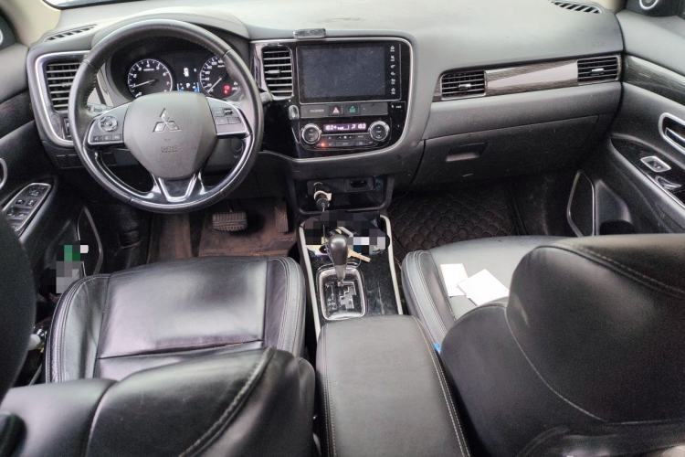 Used Mitsubishi Outlander 2019 2.0L Two-Wheel Drive Comfort Edition 5 Seats China VI Standard Center Console